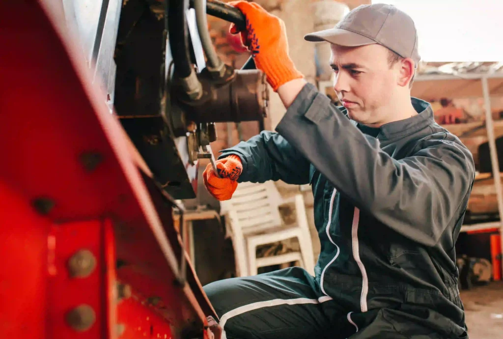Técnico ajustando maquinaría de empaque